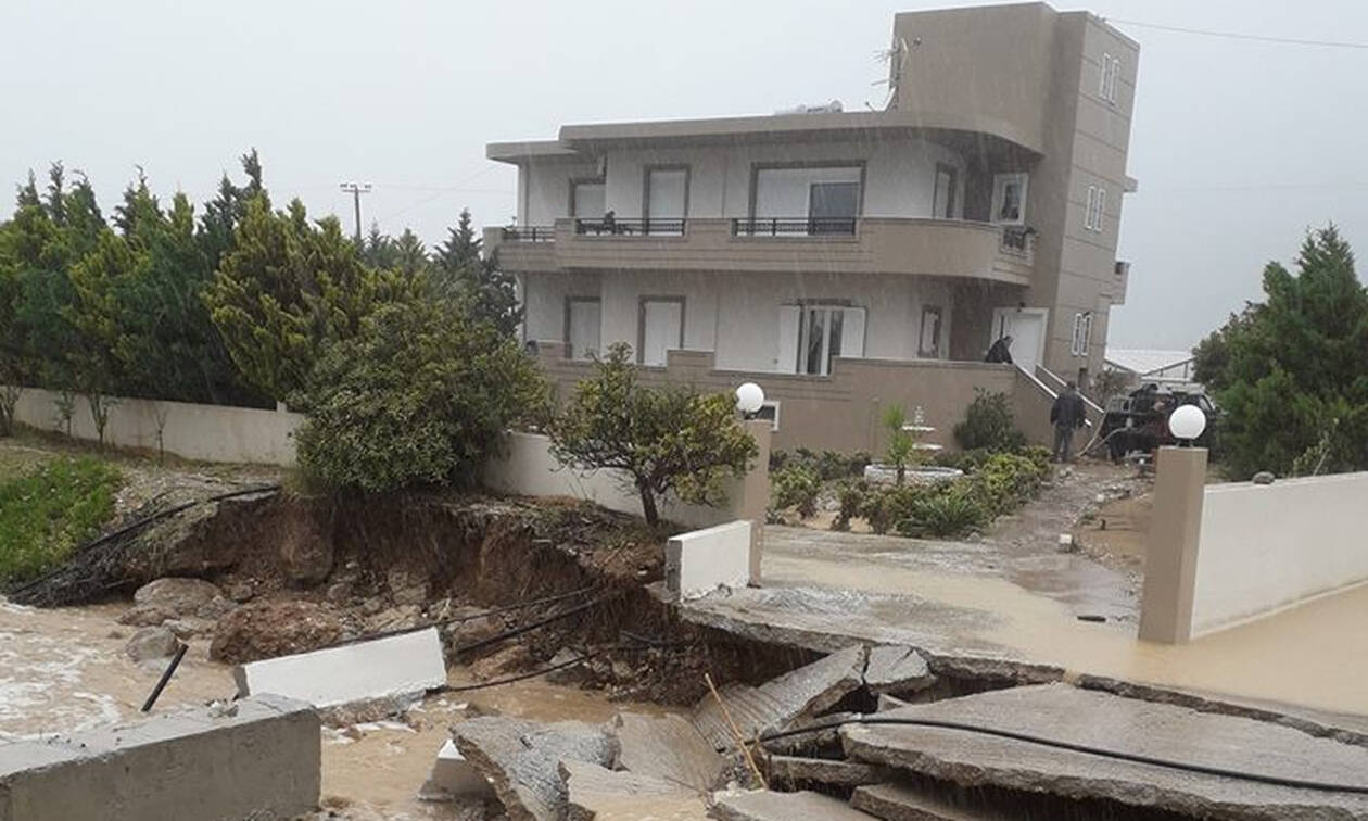 Στο έλεος της κακοκαιρίας η Κρήτη: Κινδύνευσαν άνθρωποι – Με βάρκες η μετακίνηση στο Λασίθι
