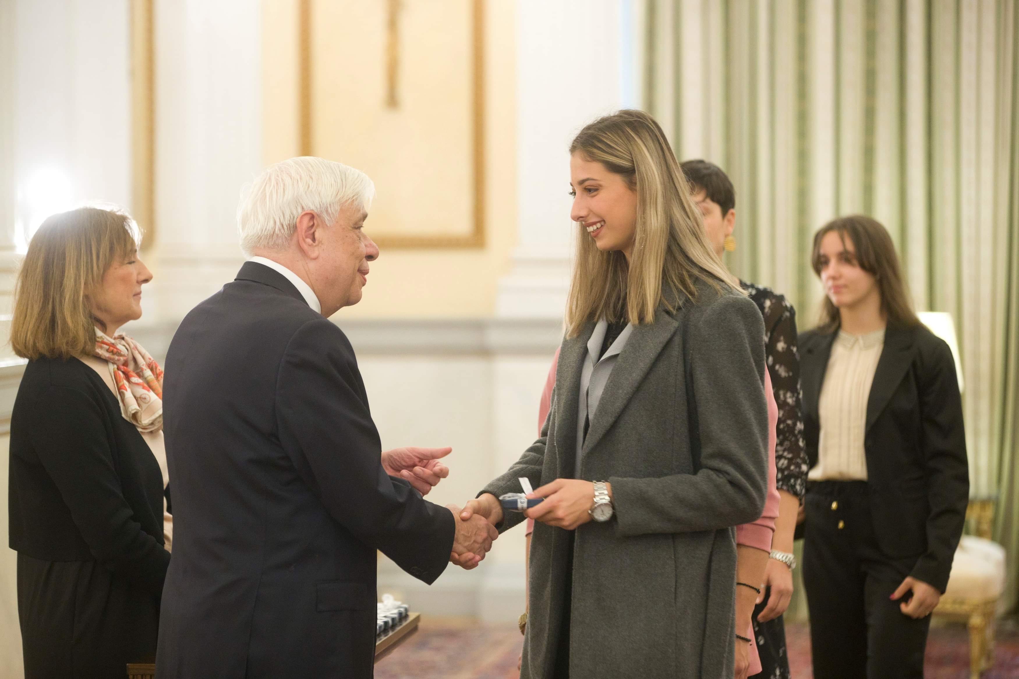 Η Τρικαλινή Φανή Τζέλη του ΣΟΑΤ στον Πρόεδρο της Δημοκρατίας που υποδέχτηκε τους αθλητές-υπότροφους του Ιδρύματος Λεβέντη