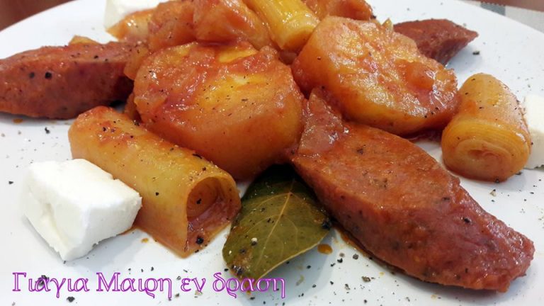 Πατάτες γιαχνί με πράσα και λουκάνικα