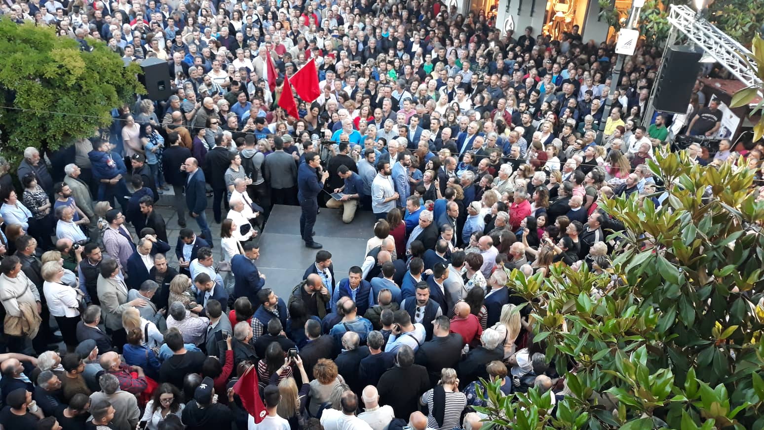 Με αέρα νίκης στα Τρίκαλα ο Αλέξης Τσίπρας σε μεγαλειώδη συγκέντρωση