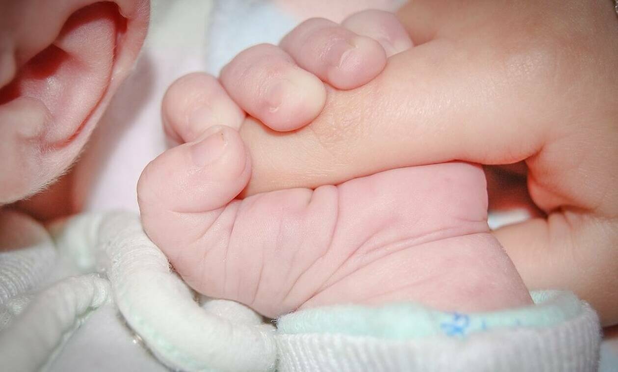 Ελεύθερος ο πατέρας που σκότωσε το 5,5 μηνών παιδί του πετώντας το κινητό του