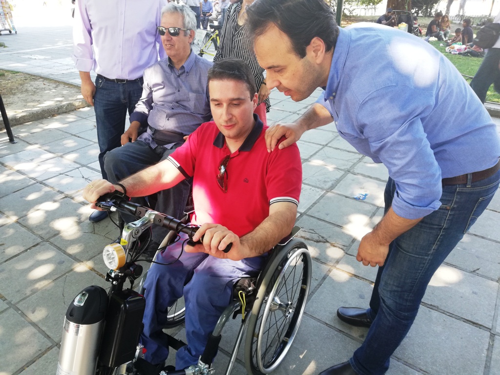 Σκούτερ για ΑμεΑ, ερμάρια αποθήκευσης και μπάλα στο κέντρο των Τρικάλων