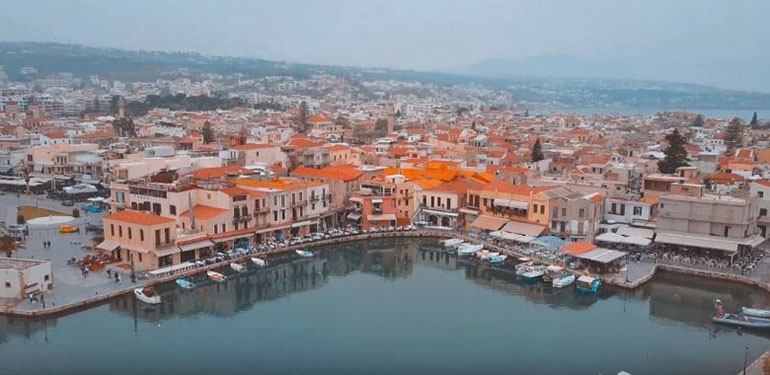 Drone  μας ταξιδεύει από την ενδοχώρα στη παλιά πόλη του Ρεθύμνου