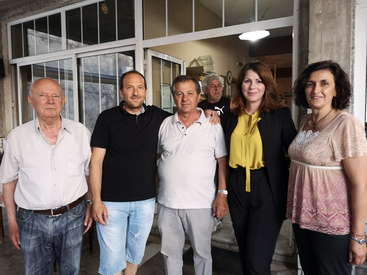 Με αγκαλιές και πλατιά χαμόγελα υποδέχονται την Κατερίνα Παπακώστα