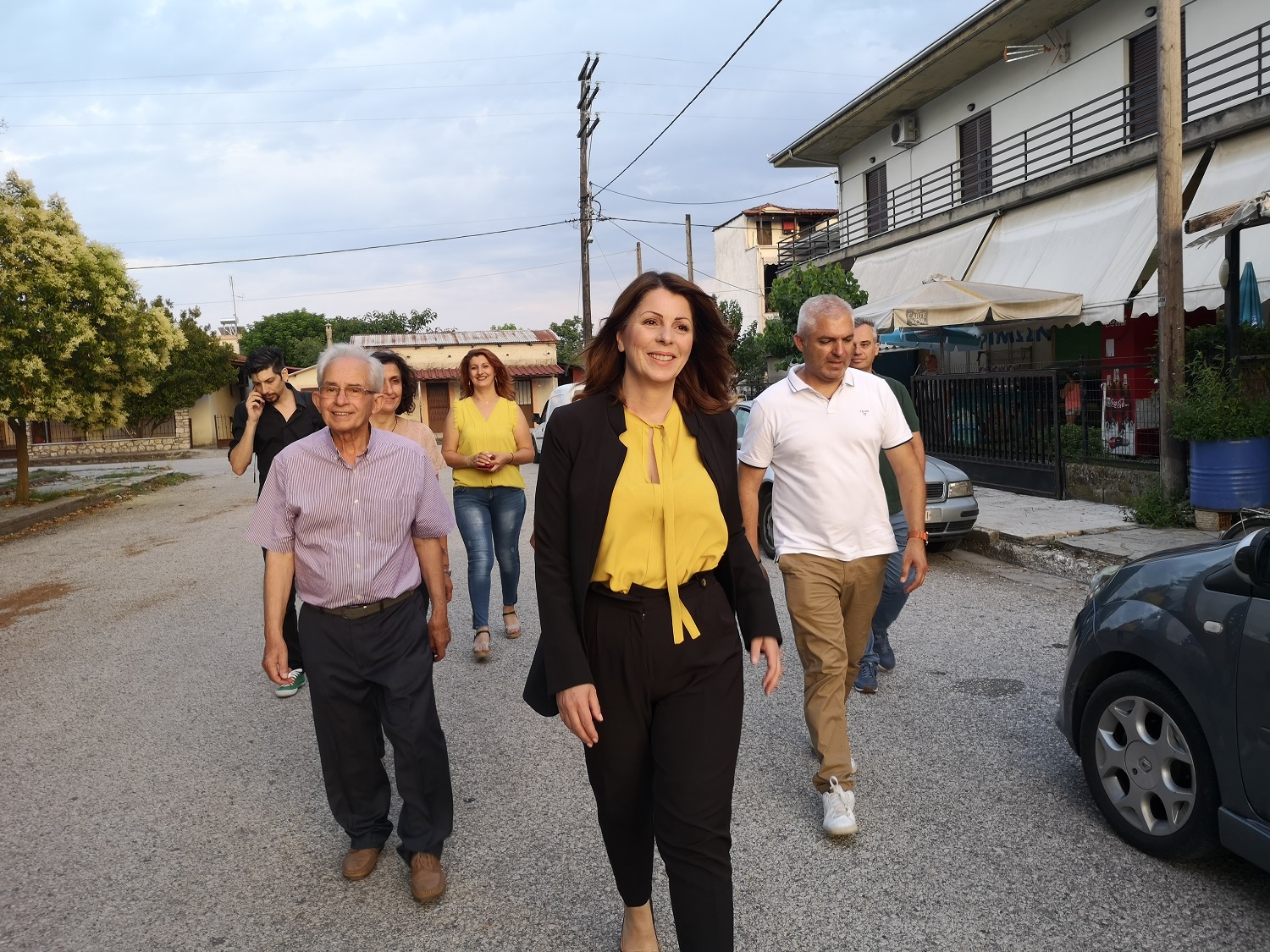 Με αγκαλιές και πλατιά χαμόγελα υποδέχονται την Κατερίνα Παπακώστα
