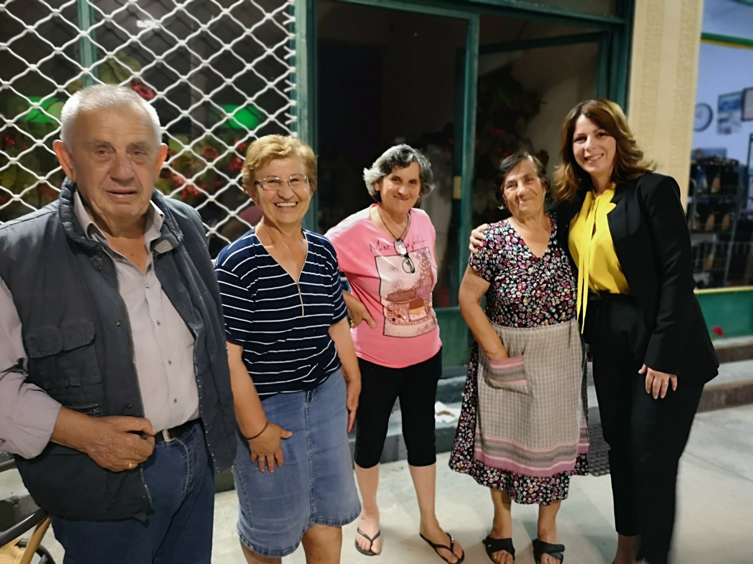 Με αγκαλιές και πλατιά χαμόγελα υποδέχονται την Κατερίνα Παπακώστα