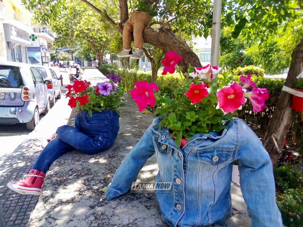 Λαμία: Γλαστράκια με…παντελόνια! Η χρωματιστή πινελιά ενός γκρίζου δρόμου