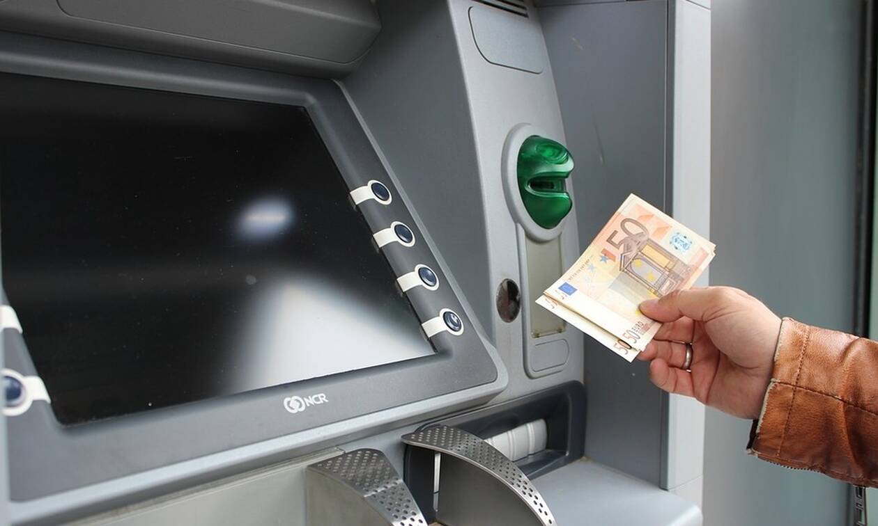 Έρχονται τσουχτερές χρεώσεις: Δείτε πόσο θα μας θα μας κοστίζει η ανάληψη από ΑΤΜ άλλης τράπεζας