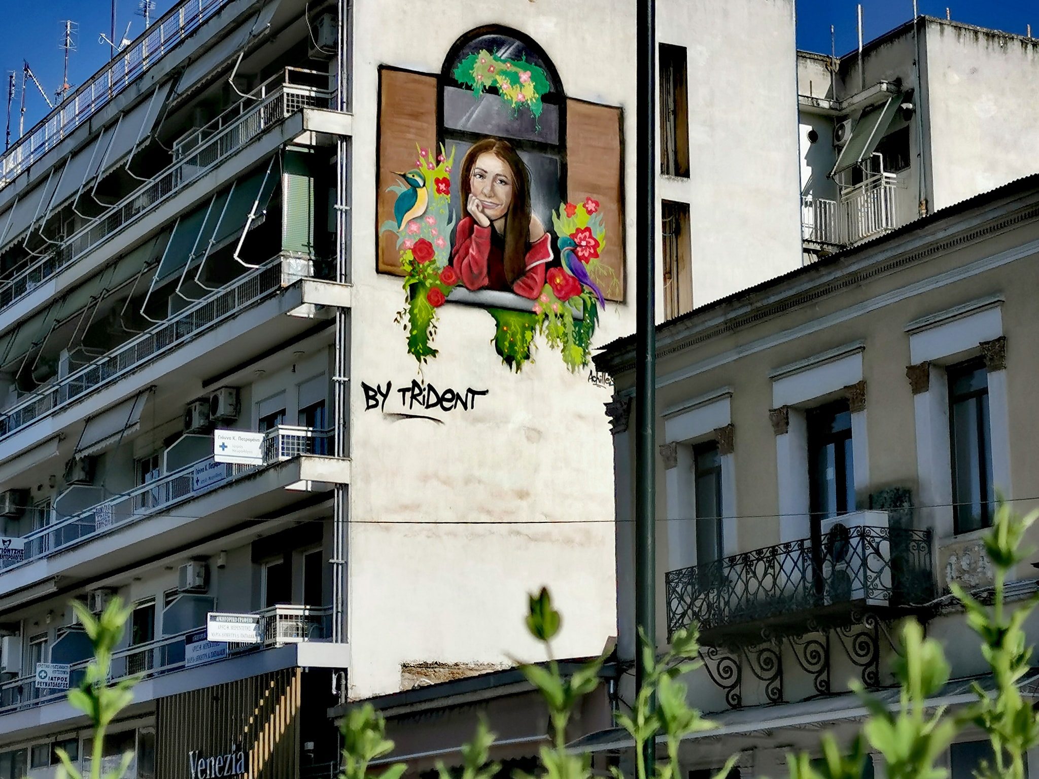 Τεράστιο graffiti “κόσμημα” στην οδό Αμαλίας