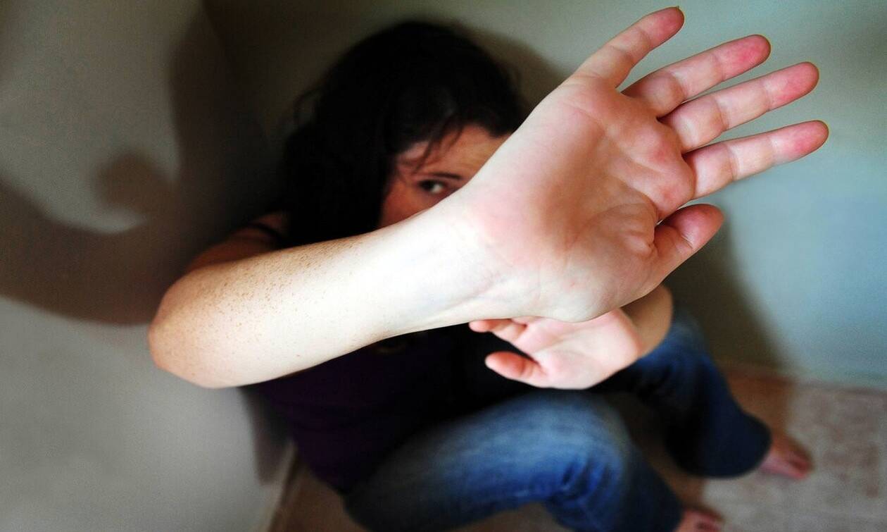 Βίαζαν συστηματικά 16χρονη επειδή ήταν άριστη μαθήτρια