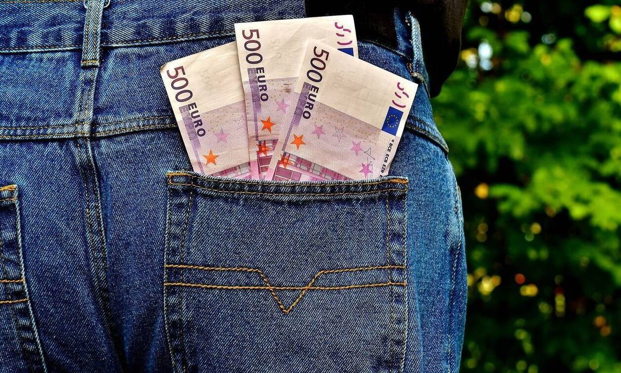 Αναδρομικά: Ποιοι θα λάβουν έως 7.400 ευρώ – Δείτε πότε θα τα πάρετε