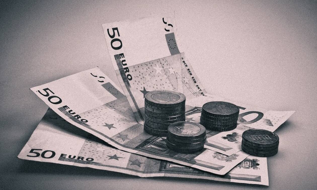Στέλνει φακέλους με χιλιάδες ευρώ – Κανείς δεν ξέρει ποιος είναι