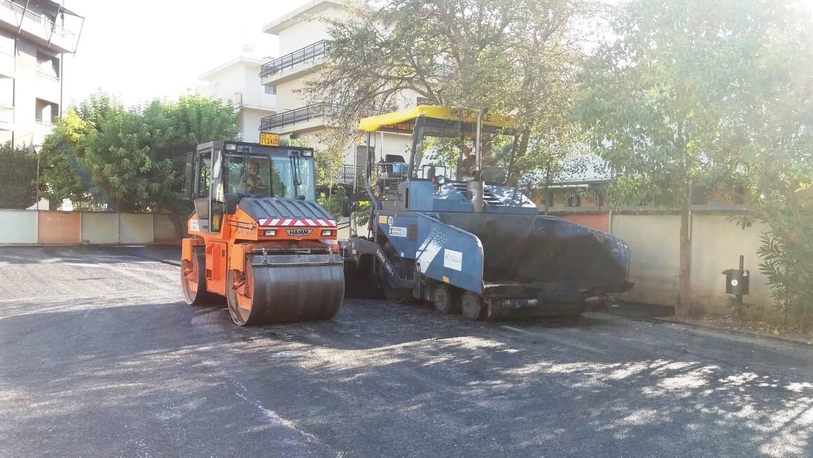 Εργασίες ασφαλτόστρωσης στους χώρους άθλησης των 1ου και 35ου Δημοτικών