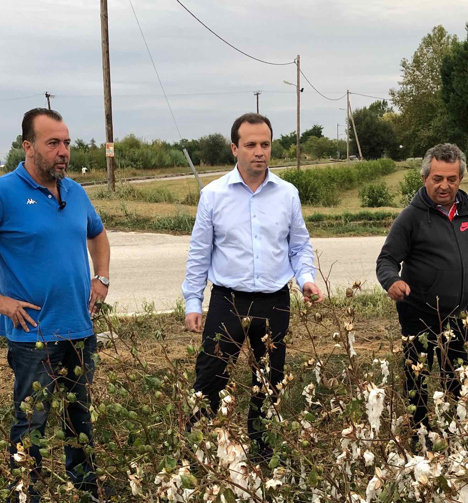 Στα χωράφια των χαλαζόπληκτων ο Θανάσης Λιούτας
