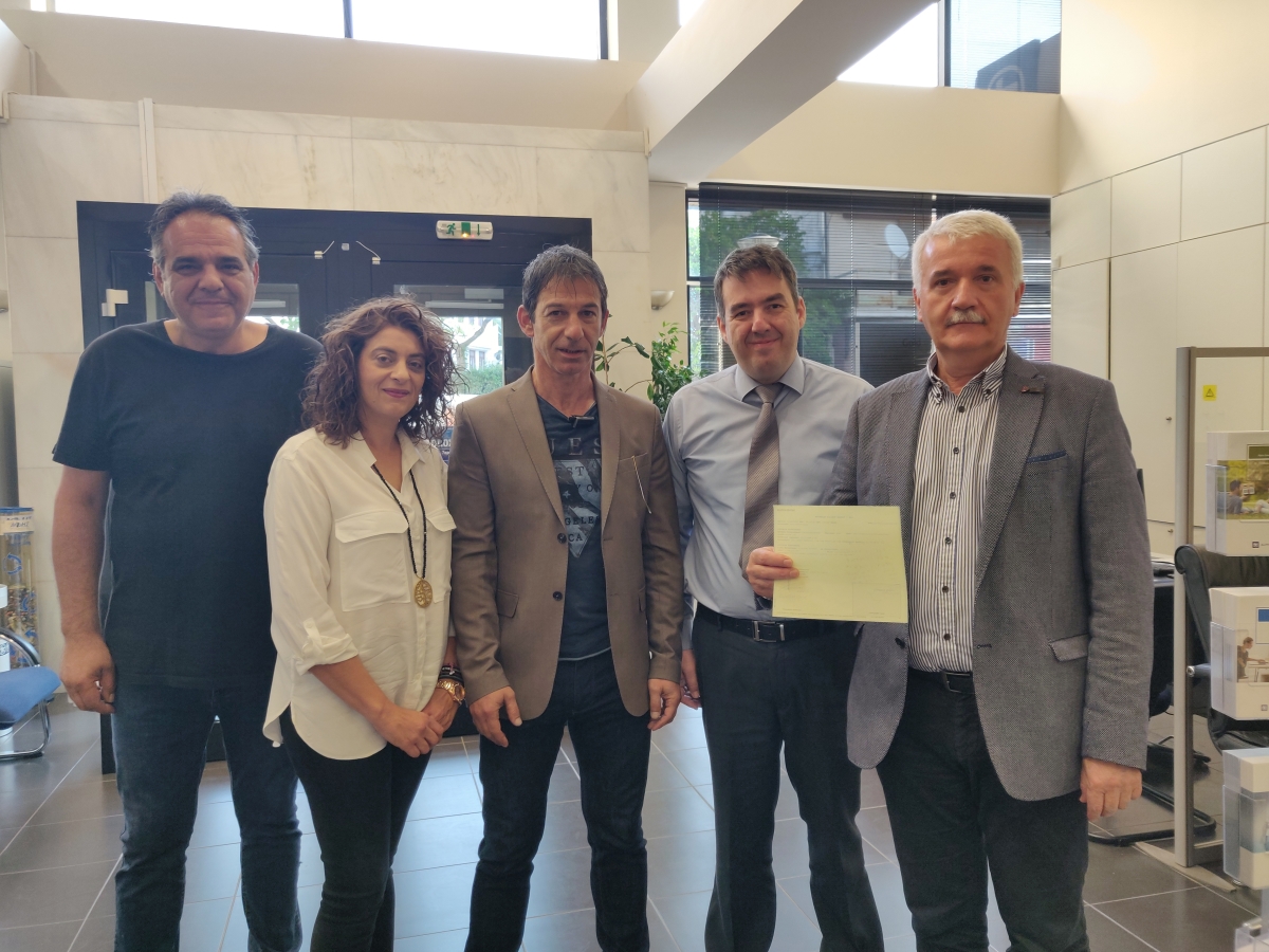 Κατατέθηκαν από το Δήμο Μετεώρων τα χρήματα που συγκεντρώθηκαν στη συναυλία ζωής για το μικρό Παναγιώτη – Ραφαήλ
