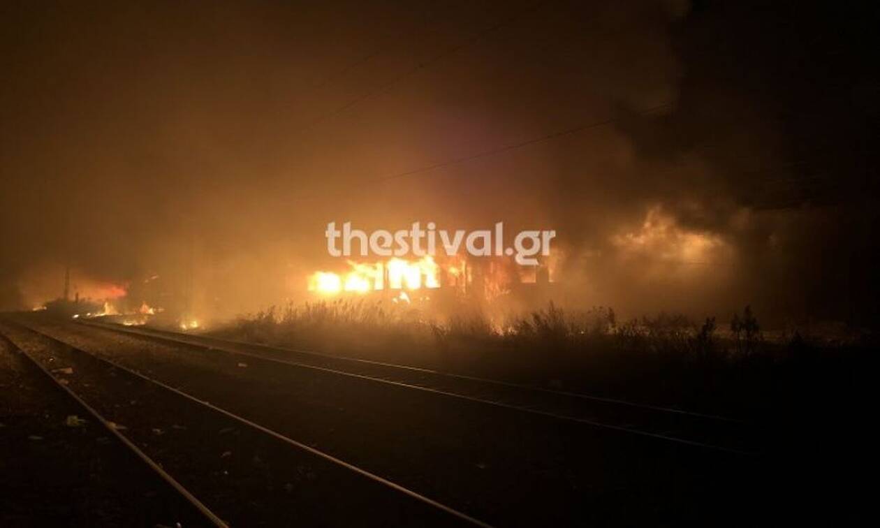 Θεσσαλονίκη: Μεγάλη φωτιά βαγόνια του ΟΣΕ – Καθυστερήσεις στα δρομολόγια
