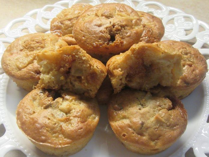 MUFFINS με μήλο και καραμέλες γάλακτος