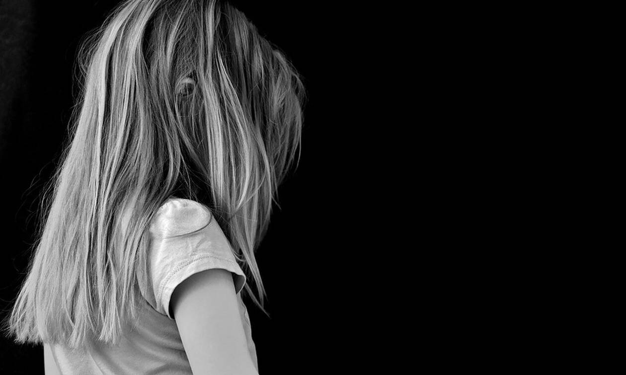 Μάνη – Σοκάρει η κατάθεση της 12χρονης: «Ο ιερέας με κακοποιούσε στο σπίτι μου, η μαμά ήταν εκεί»