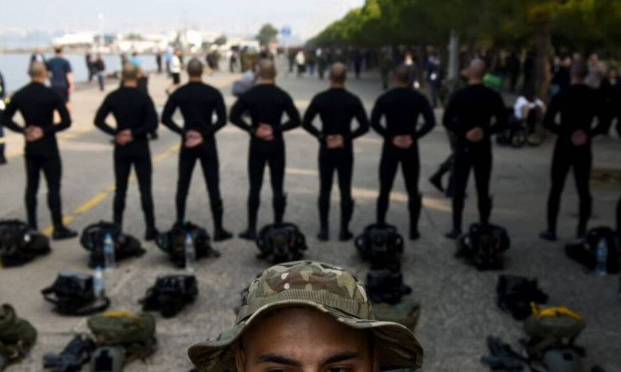Οι τρεις φωτογραφίες των ΟΥΚάδων στην παρέλαση που «γονάτισαν» το Ίντερνετ