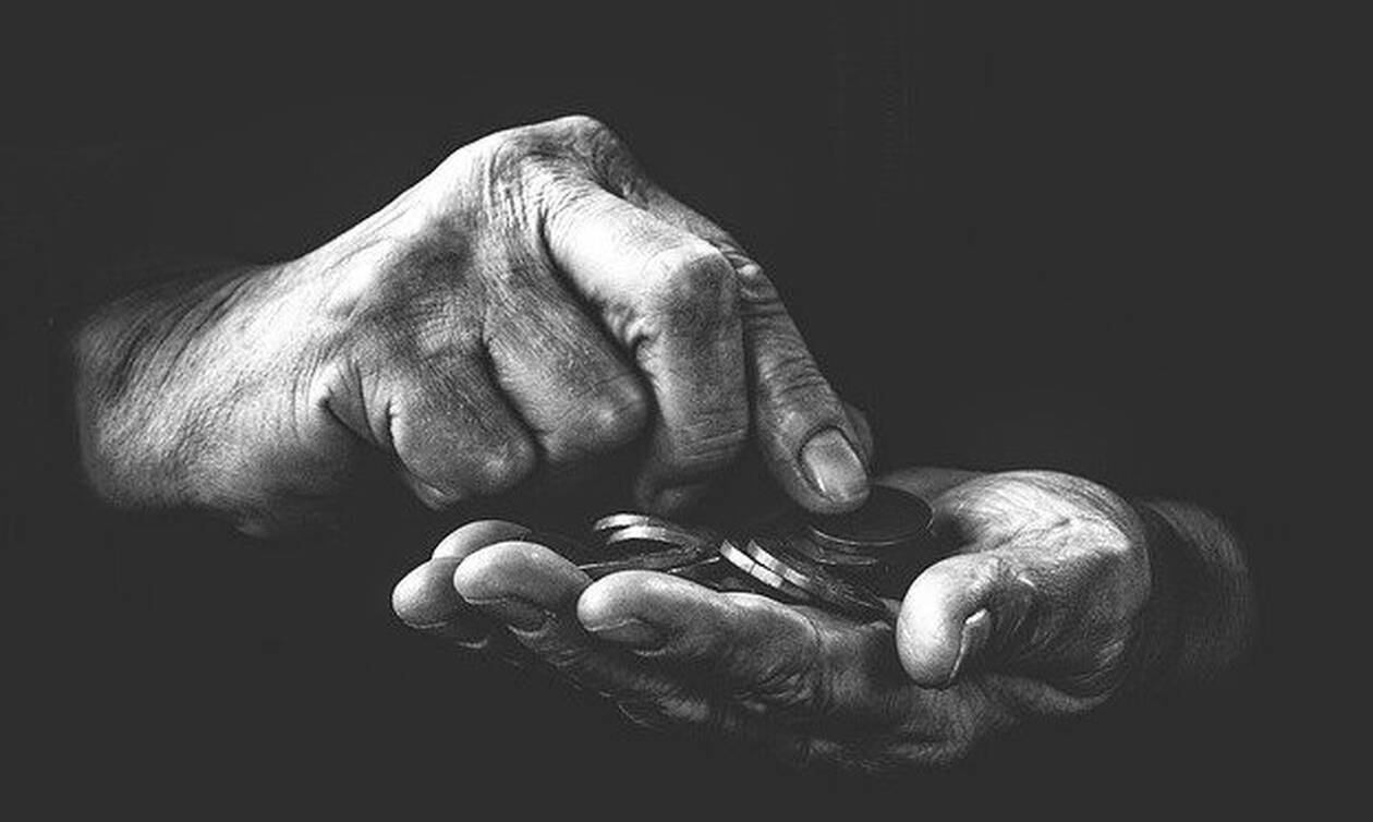 Άγνωστος πετά φακέλους με χαρτονομίσματα κάτω από πόρτες σπιτιών