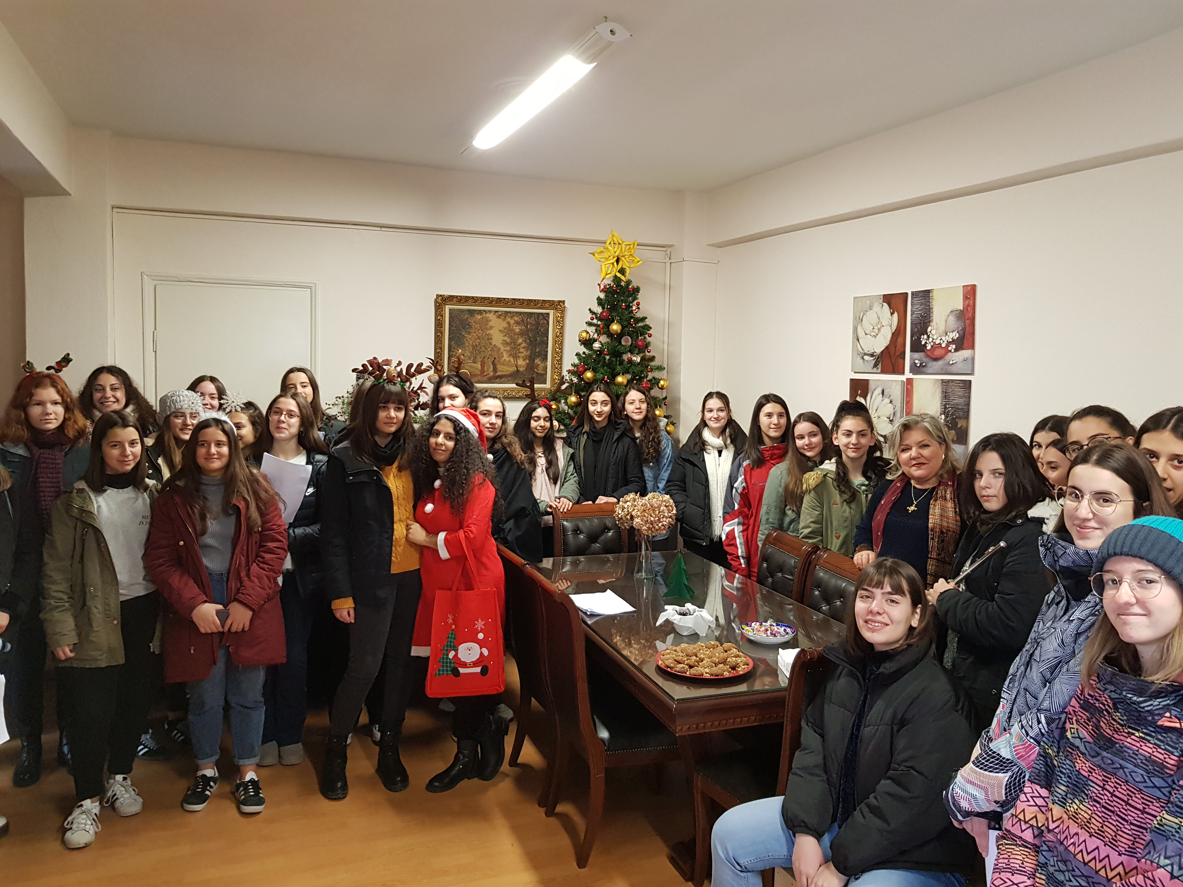 Τα κάλαντα είπαν στη Δ/ντρια Δ/θμιας Εκπ/σης μαθήτριες και μαθητές του 3ου ΓΕΛ