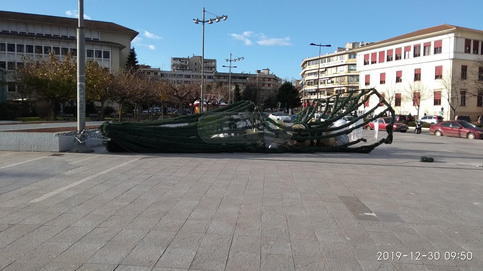 Ιωάννινα:Οι ισχυροί άνεμοι έριξαν το δέντρο στην πλατεία