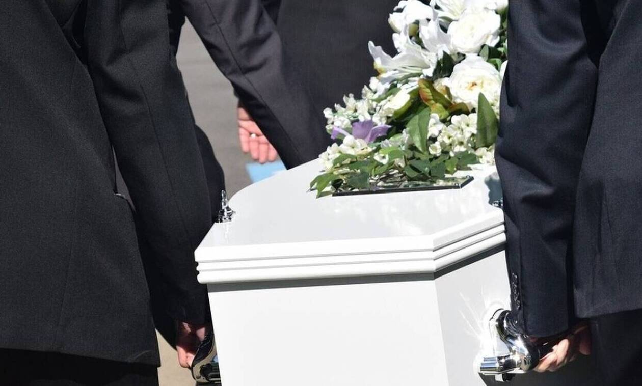 Πειραιάς: Άνοιξαν φέρετρο στο γραφείο τελετών – «Πάγωσαν» με το περιεχόμενο