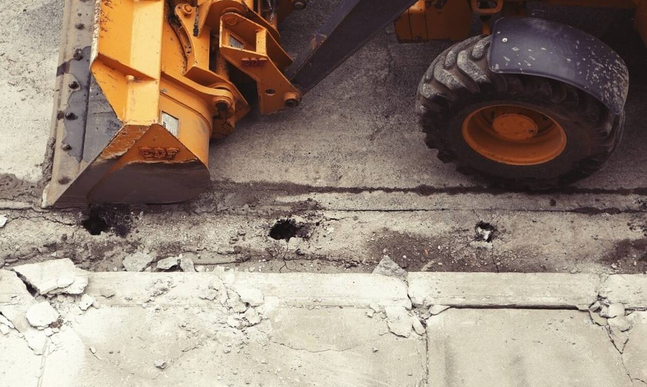 Πατέρας έσπασε με μπουλντόζα το ακριβό αυτοκίνητο της κόρης του – Δείτε τι έγινε