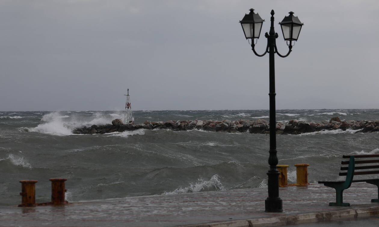 Έκτακτο δελτίο ΕΜΥ: Καταιγίδες, χιόνια και πολλά μποφόρ τη Δευτέρα – Ο καιρός τα Χριστούγεννα