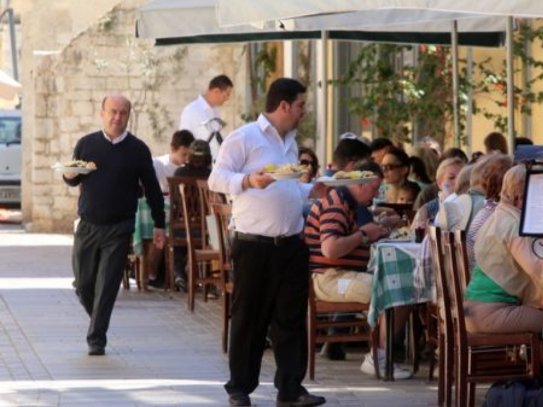 Τρίκαλα: Βγήκαν για τσιγάρο και τους πήραν τα παϊδάκια