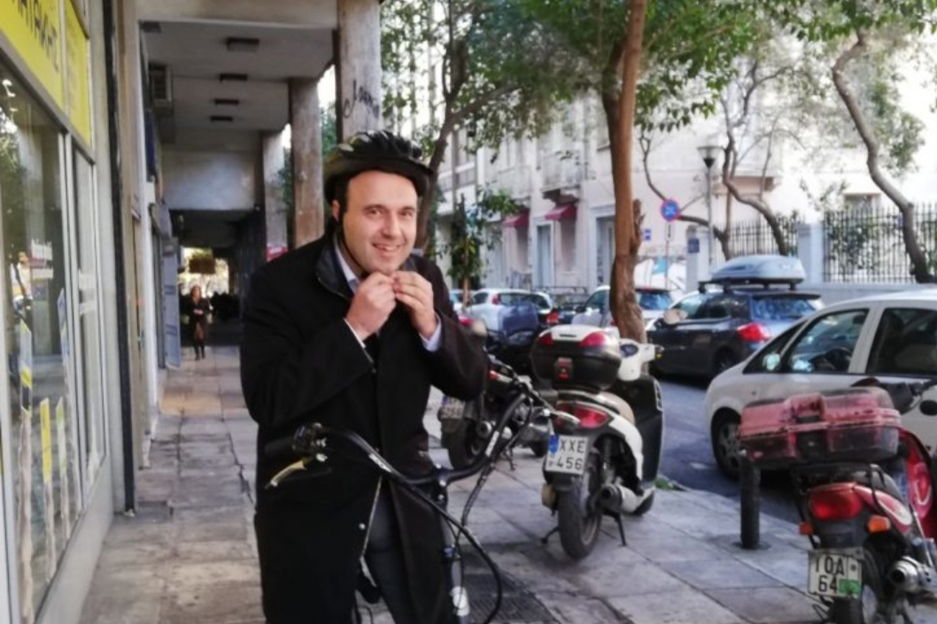 Με ηλεκτρικό ποδήλατο στο Μαξίμου ο πρόεδρος της ΚΕΔΕ (video)