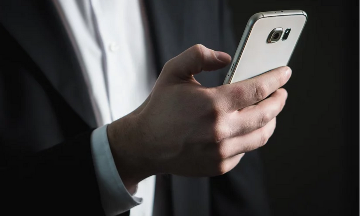 Χαμός με τις πενταψήφιες απάτες με SMS – Τι αλλάζει μετά τις υπέρογκες χρεώσεις