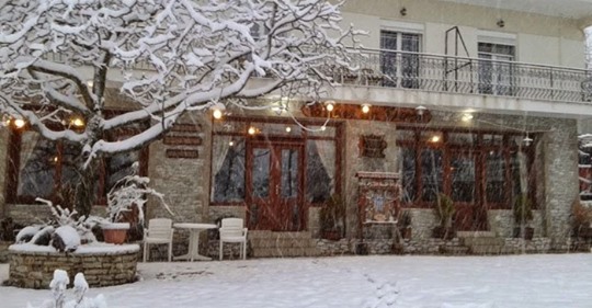 Μόλις 1 ώρα από την Αθήνα, πνιγμένο στα έλατα, βρίσκεται το θρυλικό «Κολοκοτρωνίτσι»