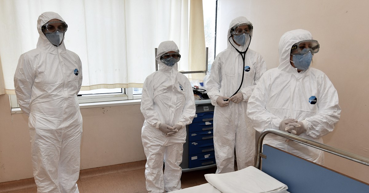 Οι Έλληνες βγαίνουν στα μπαλκόνια για τους γιατρούς και τους νοσηλευτές