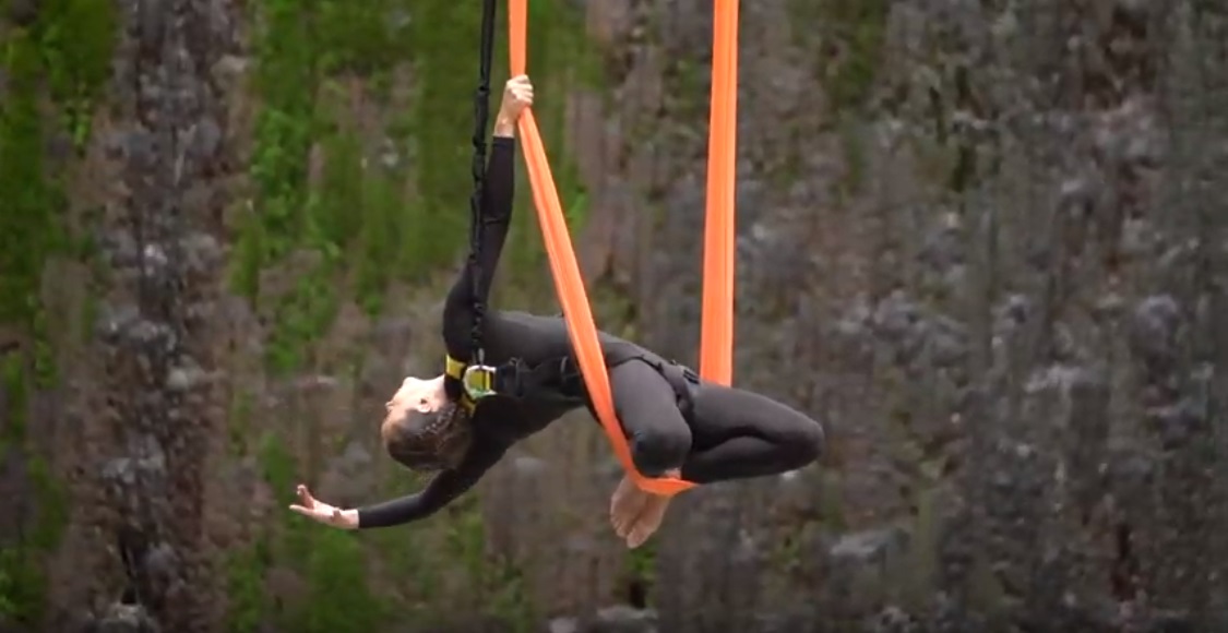 Aerial dance στο γεφύρι της Παλαιοκαρυάς-Εντυπωσιακές εικόνες-video