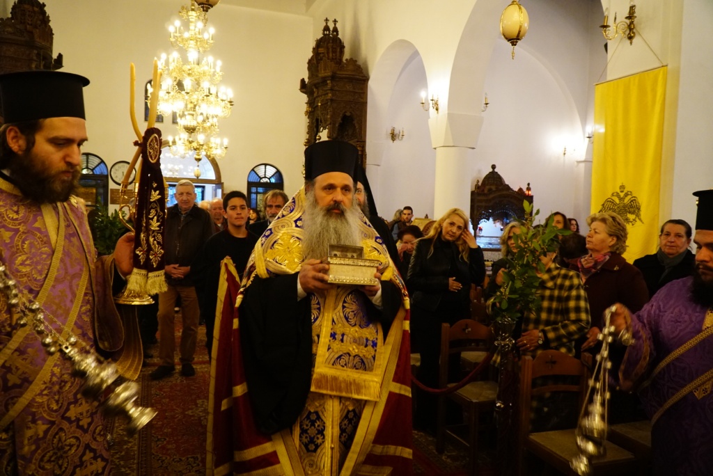Με αισθήματα θρησκευτικής ευλάβειας υποδέχθηκαν οι Τρικαλινοί τα «Άχραντα Πάθη» του Κυρίου