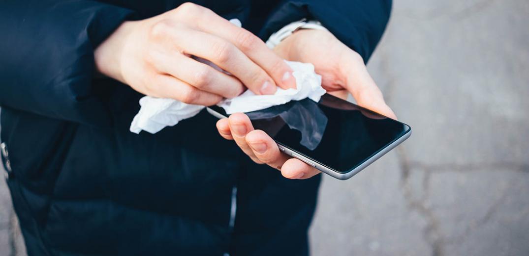 Πώς απολυμαίνουμε σωστά το smartphone μας;