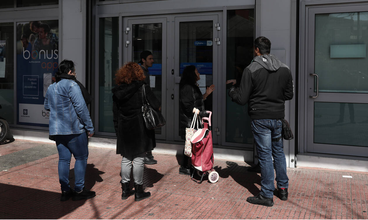 Κορονοϊός – Τράπεζες: Τι ισχύει τελικά για τις αναλήψεις – Τα fake news και οι διευκρινίσεις