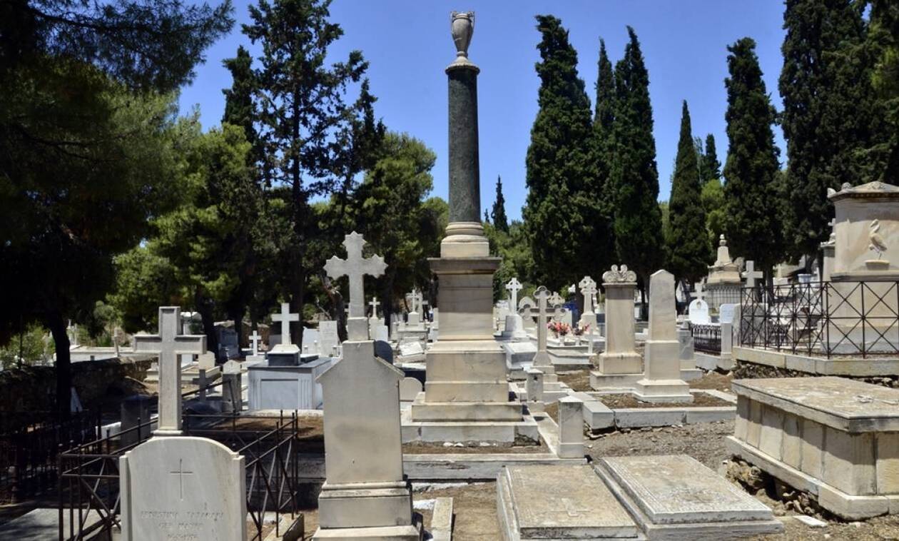 Κορονοϊός: Κλειστά θα παραμείνουν σήμερα τα κοιμητήρια