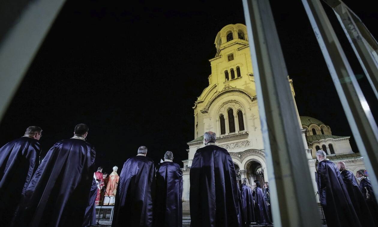 Κορονοϊός: Έσπασαν την καραντίνα στη Βουλγαρία – Συγκεντρώθηκαν στις εκκλησίες για την Ανάσταση
