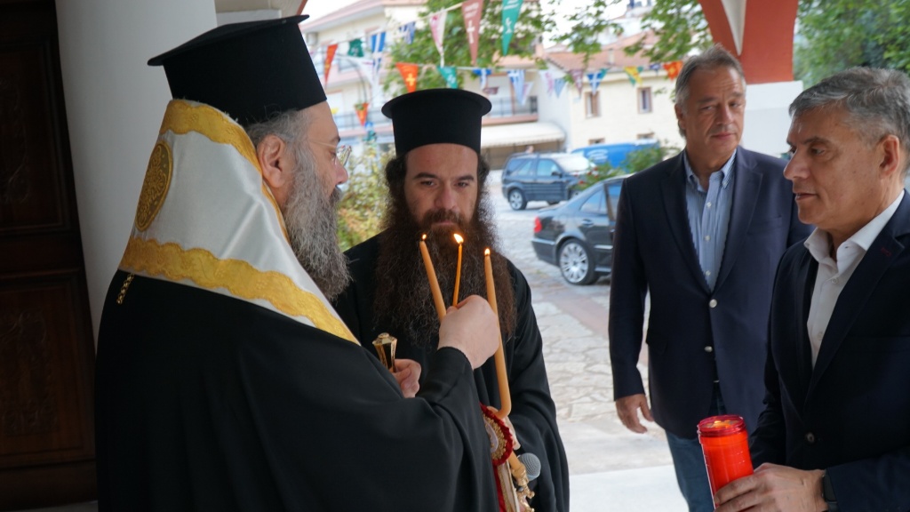 Σε Τρίκαλα και Καλαμπάκα έφτασε το Άγιο Φως