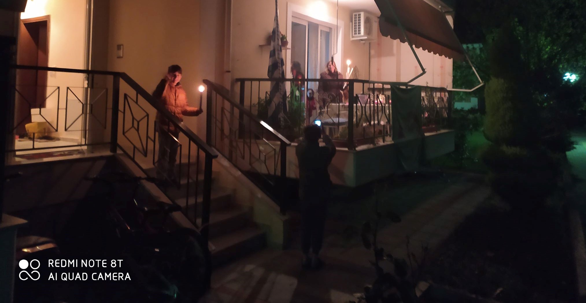 Χριστός Ανέστη: Συγκλονιστικές εικόνες στα μπαλκόνια και τις αυλές των Τρικάλων