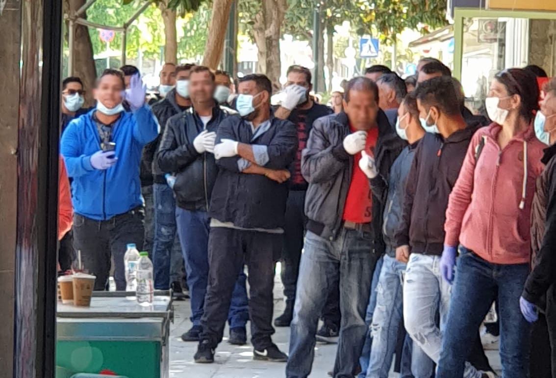 Χαμός από κόσμο έξω από το Ταχυδρομείο στα Τρίκαλα