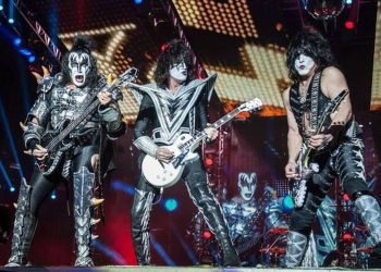 Πέθανε μέλος του συγκροτήματος «Kiss» (pics)