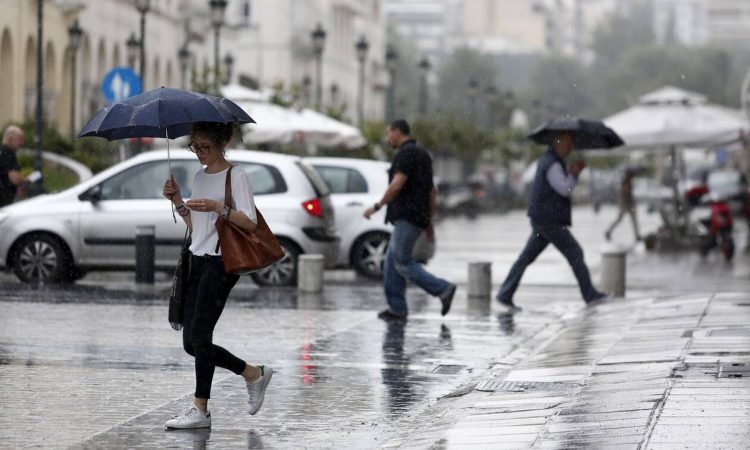 «Αγριεύει» ο καιρός: Με καταιγίδες και χαλαζοπτώσεις η Τρίτη – «Άνοιξαν» οι ουρανοί στην Αττική