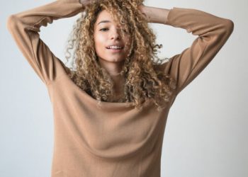 Έχεις σγουρά μαλλιά; 3 tips που θα σου κάνουν τη ζωή πιο εύκολη