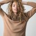 Έχεις σγουρά μαλλιά; 3 tips που θα σου κάνουν τη ζωή πιο εύκολη