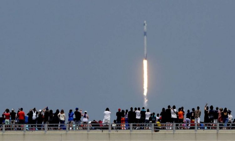 SpaceX: Συγκλονιστικές στιγμές – Η πρώτη ιδιωτική πτήση ταξιδεύει προς το ISS