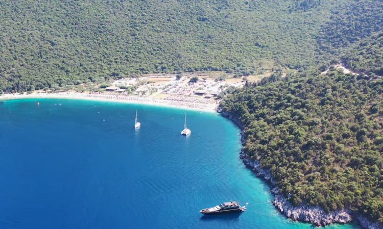 Η διάσημη και κρυμμένη παραλία του Ιονίου με τα κρυστάλλινα νερά (vid)