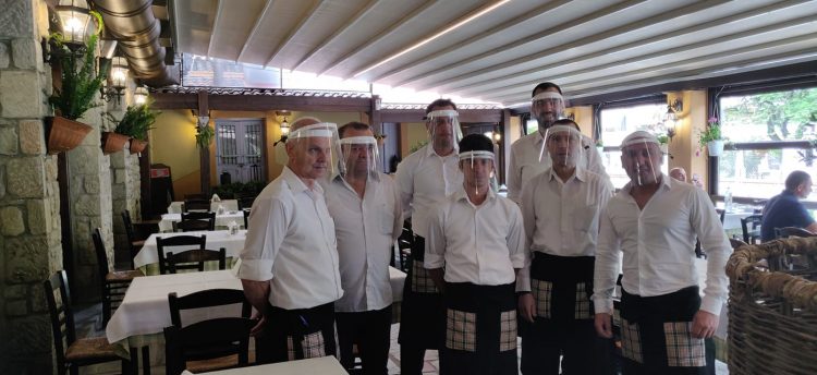 Τρίκαλα: Με ασπίδες σερβίρουν σε ταβέρνα